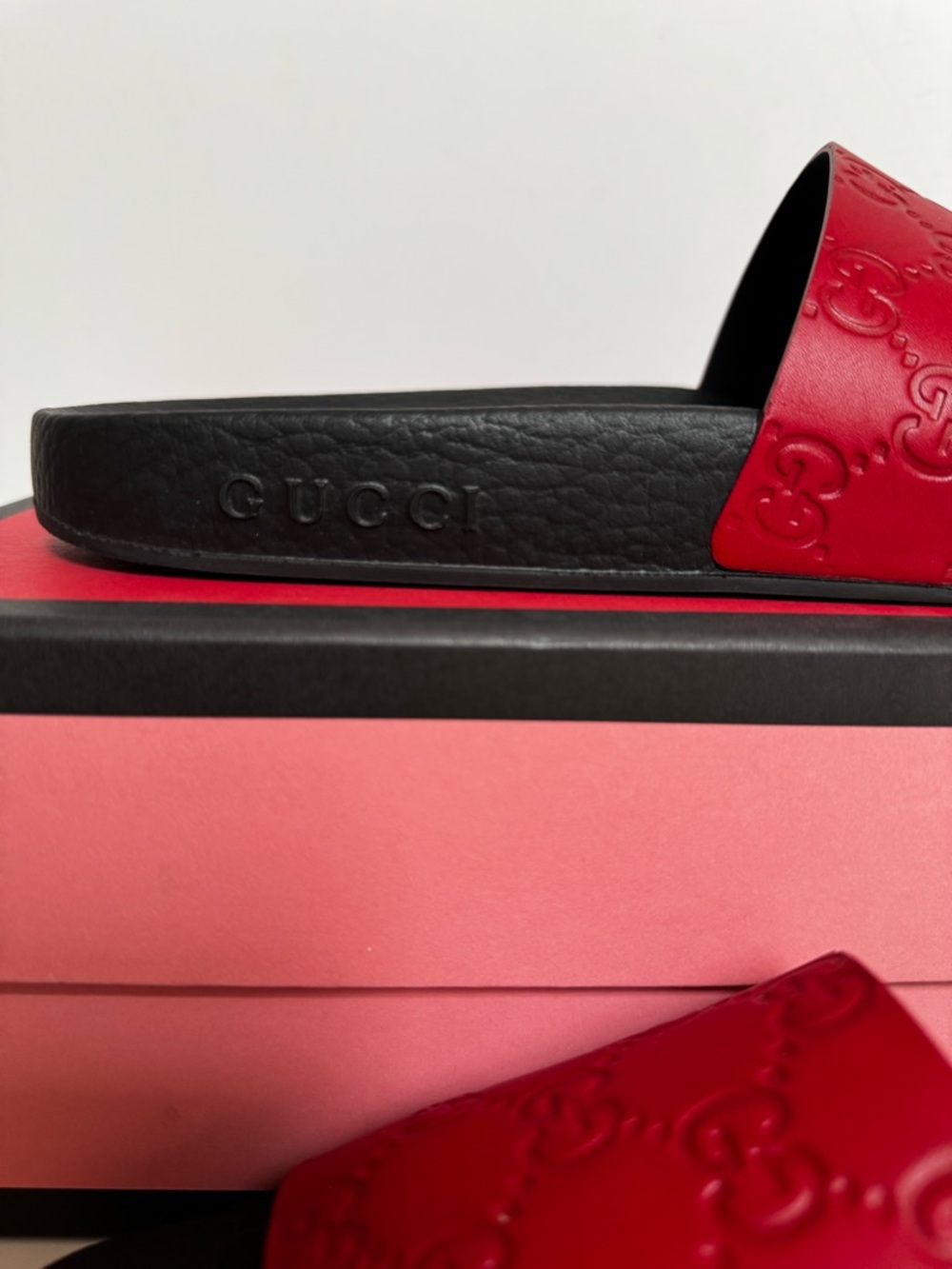 Gucci Women’s Signature Hibiscus Red Embossed Leather Slide Sandals Size 39 - Picture 7 of 11
